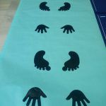 Alfombra con itinerario marcado con manos y pies