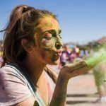 Mujer soplando pintura